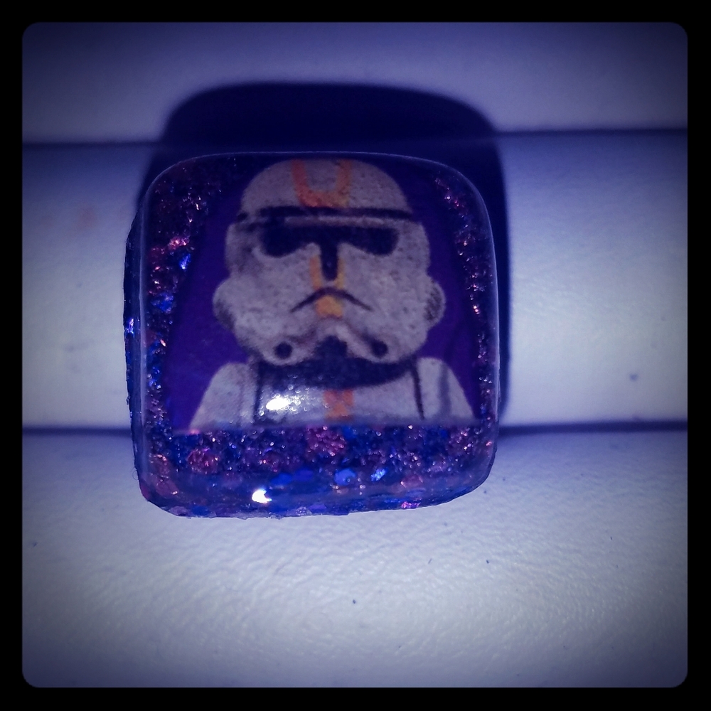 Adjustable ring .